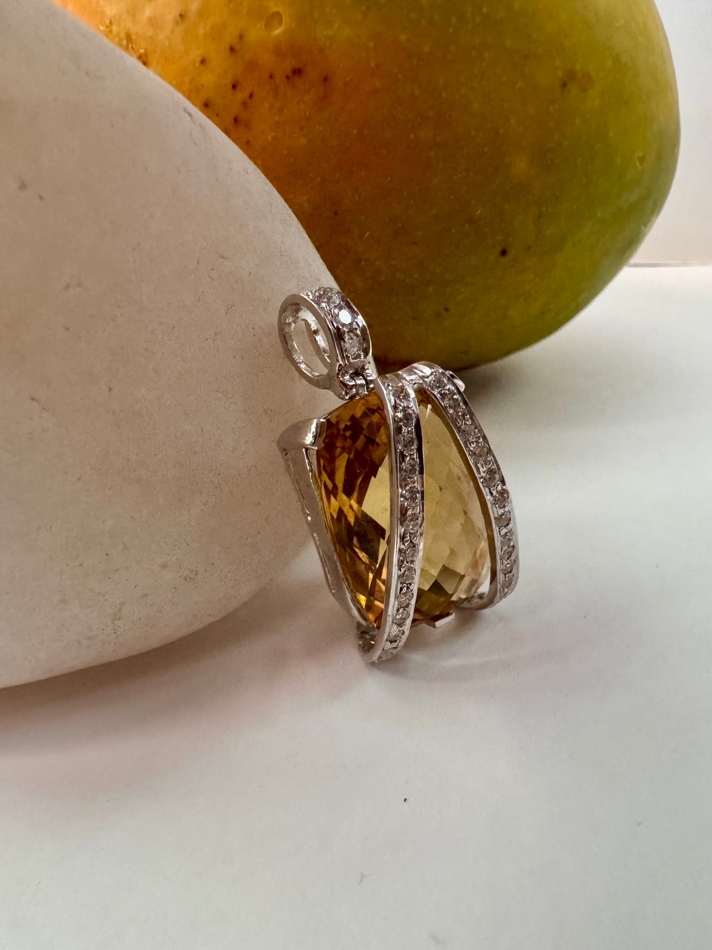 Citrine glow pendant